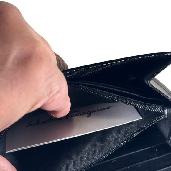 SALVATORE FERRAGAMO BLACK PATENTED LEATERH BLACK SHINNING CONTINENTAL WALLET - Picture 5 of 11